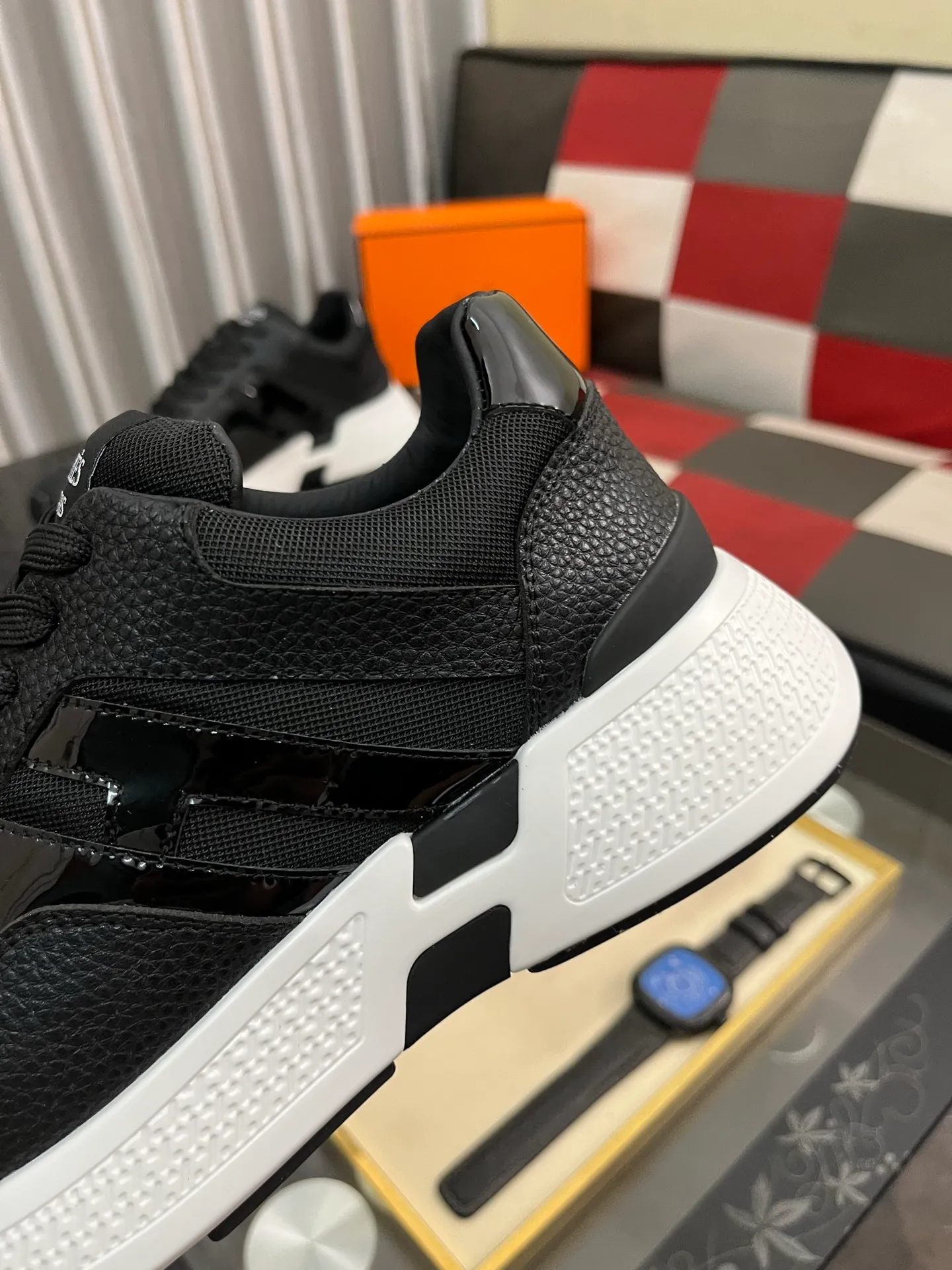 Men's shoes 💰540⌚️⌚️HERMES/Hermès Hugo thick-soled sneakers, casual men's shoes, these sneakers are made of imported first-layer cowhide leather and breathable mesh design. The contrasting color design creates a dynamic and modern shape. The front end of the toe is decorated with natural-color rubber inlays, which is novel and fashionable. The texture is incomparable, with cowhide lining and cowhide foot pads, the upper foot is comfortable and breathable, and the rubber sole is decorated with geometric patterns and iconic "H" details. A very personal one! Size: 38-44
